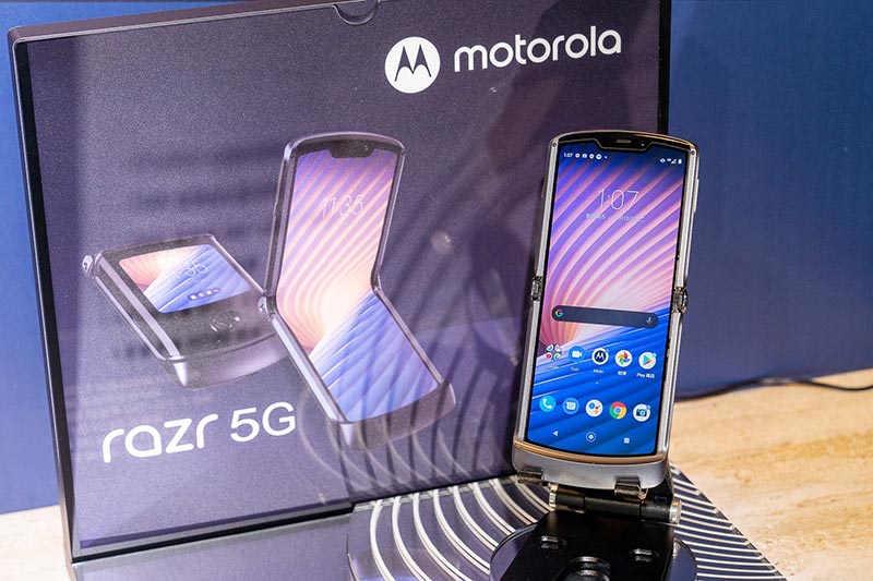 展開時的Motorola razr 5G就像一般智慧型手機