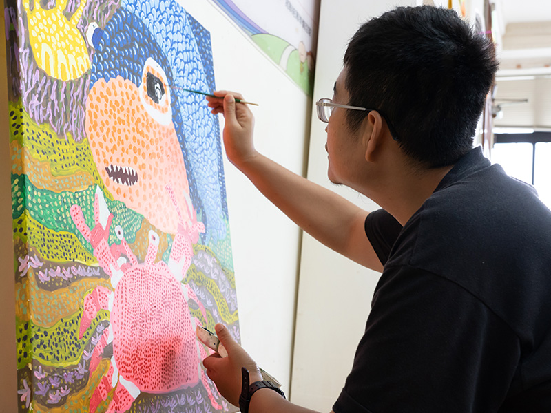 對美術很有興趣，經常得獎參展