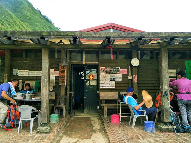 簡易通舖供山友休憩