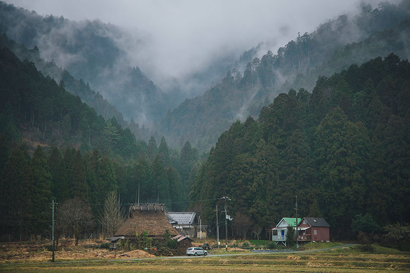 遠方眺望茅葺聚落山嵐